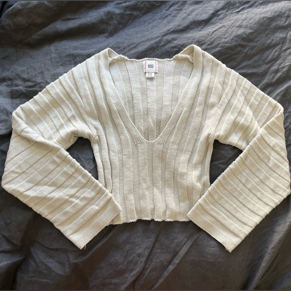 Urban Outfitters — beige/cream v-neck cropped sweater ribbed (SMALL)